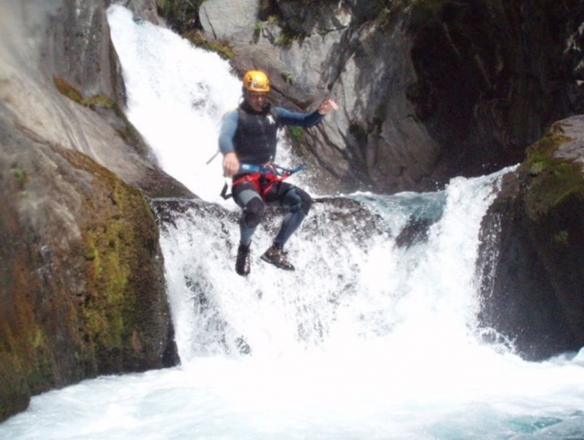 Saltando sobre las aguas del rio